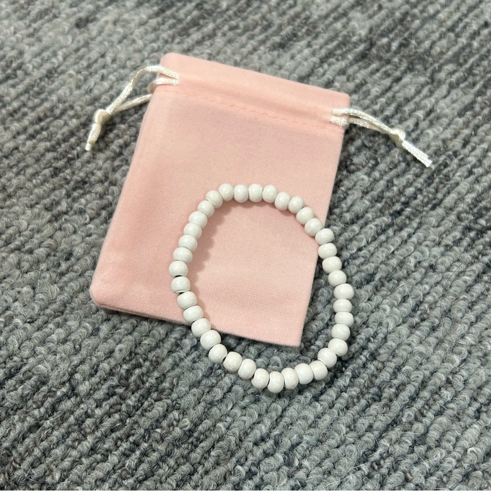 White Beaded Wood Round Stretch Bracelet✨